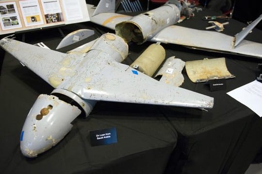 Die Überreste einer iranischen Qasef-1 Drohne, die vom Jemen aus nach Saudi-Arabien geflogen wurde.