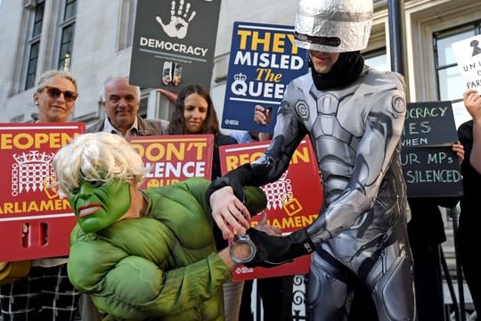 Verkleidet als Superhelden: Demonstranten spotten vor dem Obersten Gerichtshof über Premier Johnson, der Großbritannien mit dem Superhelden "Hulk" verglichen hatte.