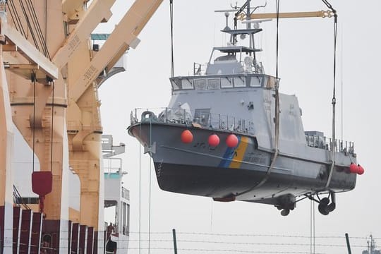 Ein Küstenschutzboot für Saudi-Arabien wird im Hafen von Mukran auf ein Transportschiff verladen.