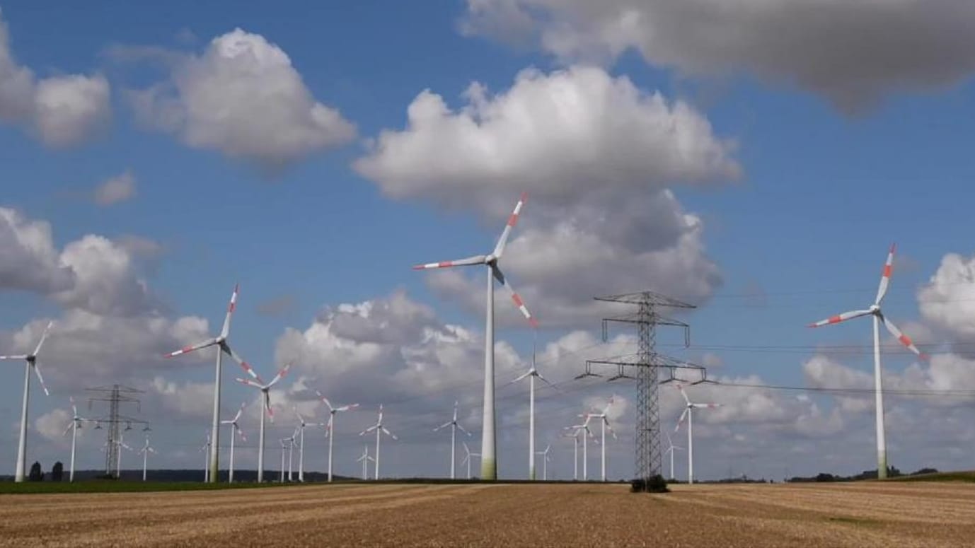 Windkraftanlagen in Norddeutschland: Die Regierung will am Freitag ein Klimaschutzpaket beschließen.