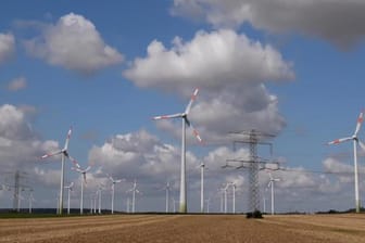 Windkraftanlagen in Norddeutschland: Die Regierung will am Freitag ein Klimaschutzpaket beschließen.
