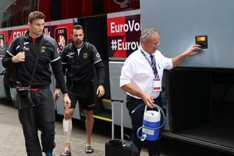 Will mit seiner Wadenblessur geduldig umgehen: Volleyball-Star Georg Grozer (l) verlässt mit Christian Fromm den Mannschaftsbus.