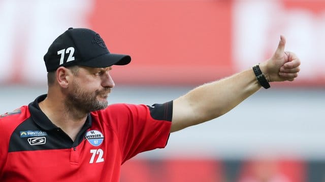 Paderborns Trainer Steffen Baumgart hofft auf ein gutes Spiel gegen den FC Bayern. Paderborns Trainer Steffen Baumgart hofft auf ein gutes Spiel gegen den FC Bayern.