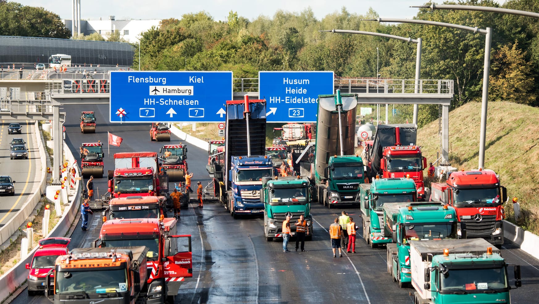 Baufahrzeuge asphaltieren die Autobahn 7 in Höhe Niendorf mit Flüsterasphalt: Erst am vergangenen Wochenende hatte eine A7-Sperrung für längere Staus gesorgt. (Archivbild)