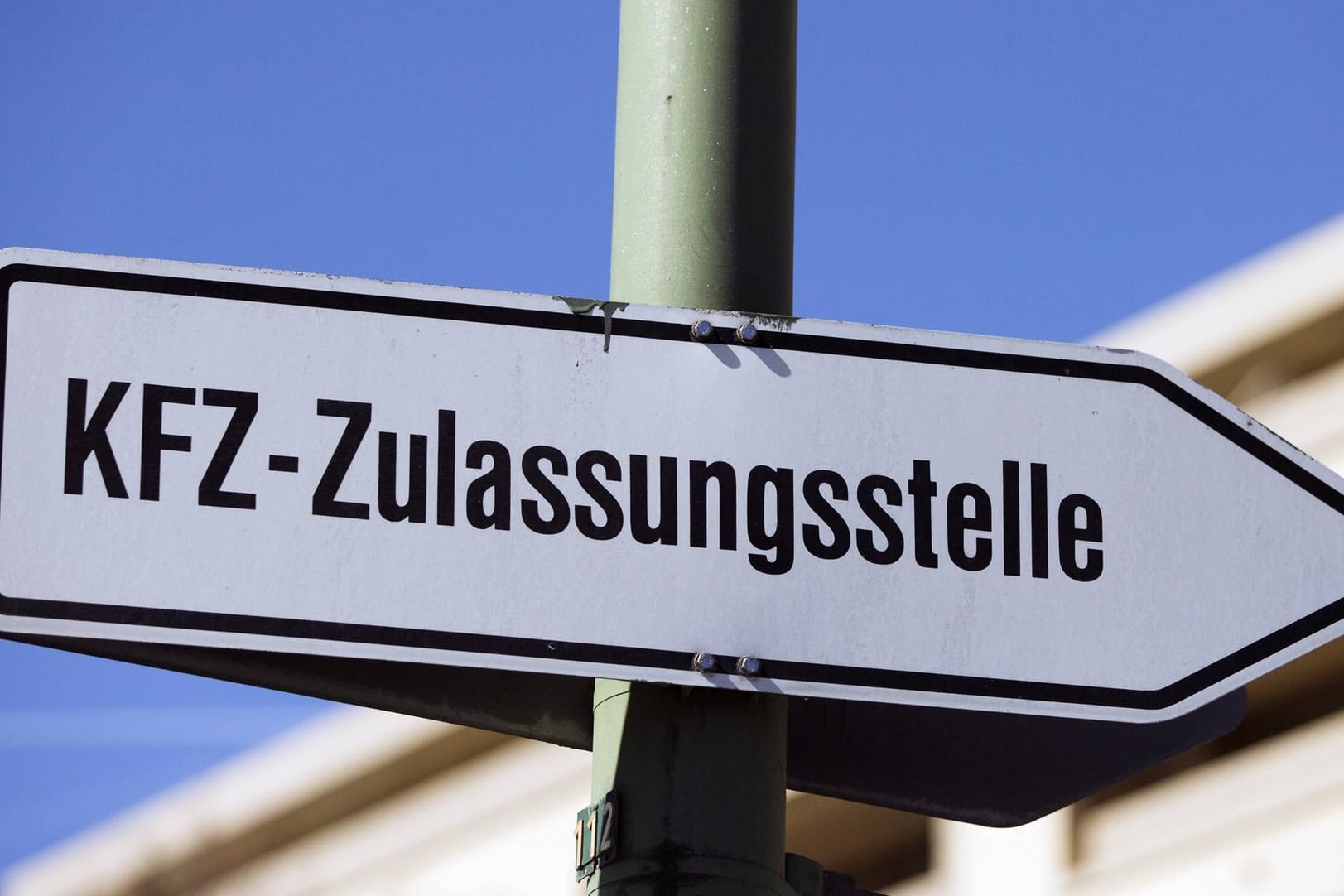 Schild einer KFZ Zulassungsstelle: Auch nach einer Adressänderung ist der Gang zur zuständigen Zulassungsbehörde Pflicht.