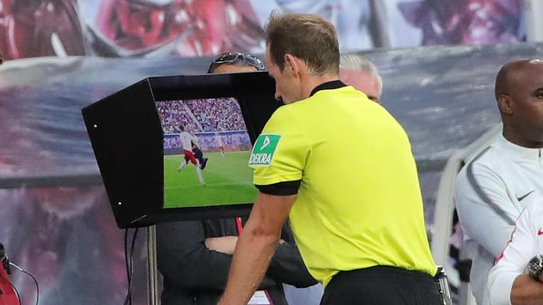 Schiedsrichter beim VAR-Einsatz: Sascha Stegemann schaut sich eine strittige Szene beim Spiel von Leipzig gegen Bayern genauer an.