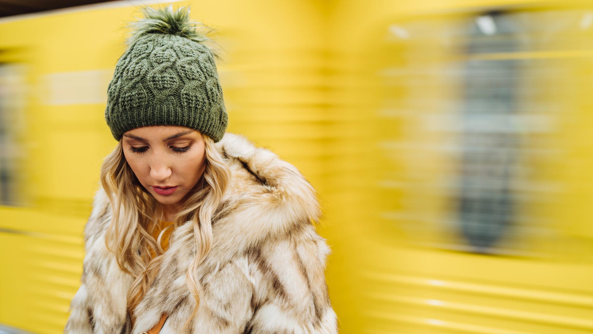 Eine Frau mit Smartphone: Die Analysefirma Opensignal hat die Qualität von 5G-Netzen auf der ganzen Welt untersucht (Symbolbild).