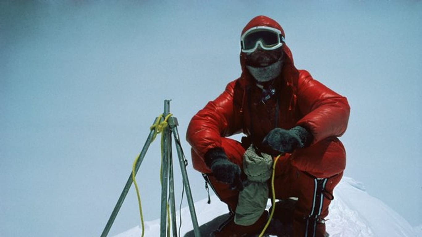 Reinhold Messner auf dem Gipfel des Mount Everest.