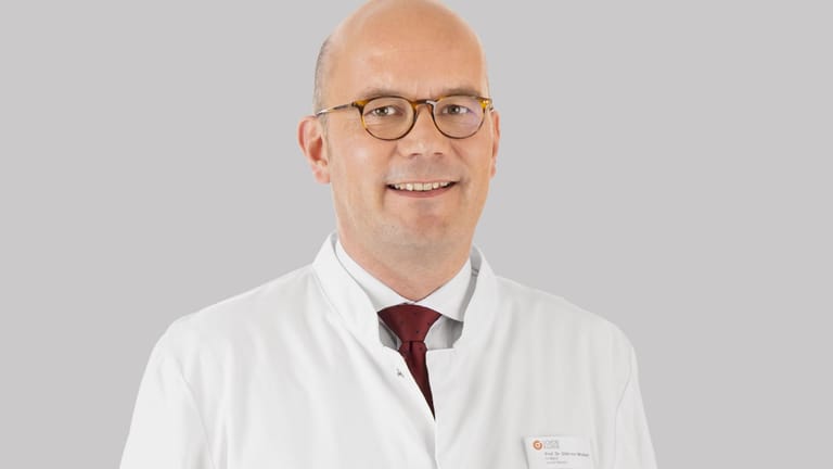Prof. Dr. Götz von Wichert ist Chefarzt für Innere Medizin an der Schön Klinik Hamburg Eilbek. Als Internist, Gastroenterologe, Endokrinologe, Diabetologe und Palliativmediziner hat er Ihre Fragen beantwortet.