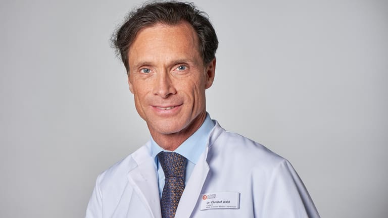 Dr. med. Christof Wald ist Chefarzt im Fachzentrum Kardiologie der Schön Klinik Düsseldorf. Als Facharzt für Innere Medizin, Kardiologie und spezielle internistische Intensivmedizin hat er Ihre Fragen zu Herzerkrankungen beantwortet.
