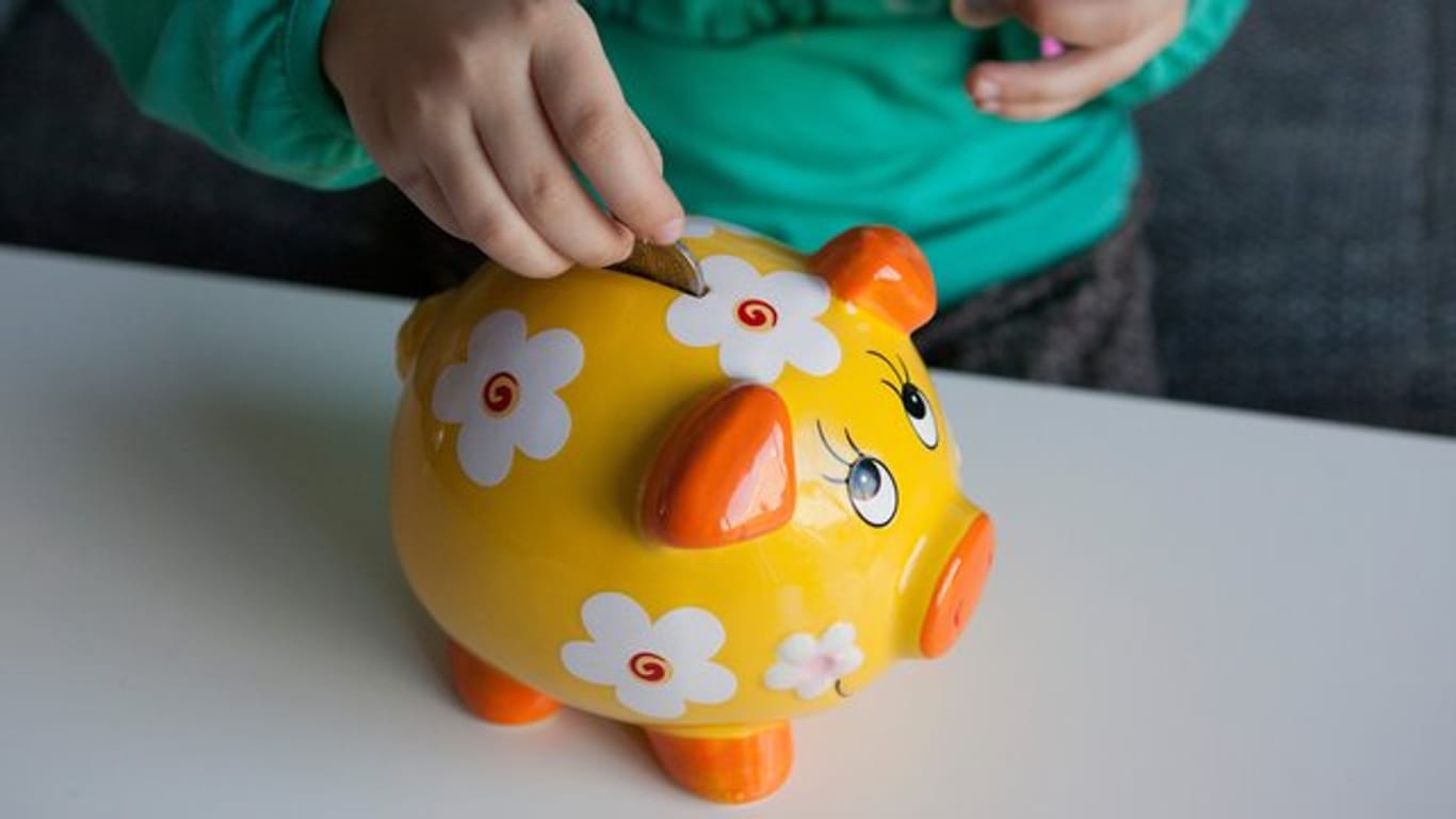 Statt Sparschwein: Bei vielen Banken gibt es Giro- und Festgeldkonten speziell für Kinder.