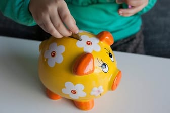 Statt Sparschwein: Bei vielen Banken gibt es Giro- und Festgeldkonten speziell für Kinder.
