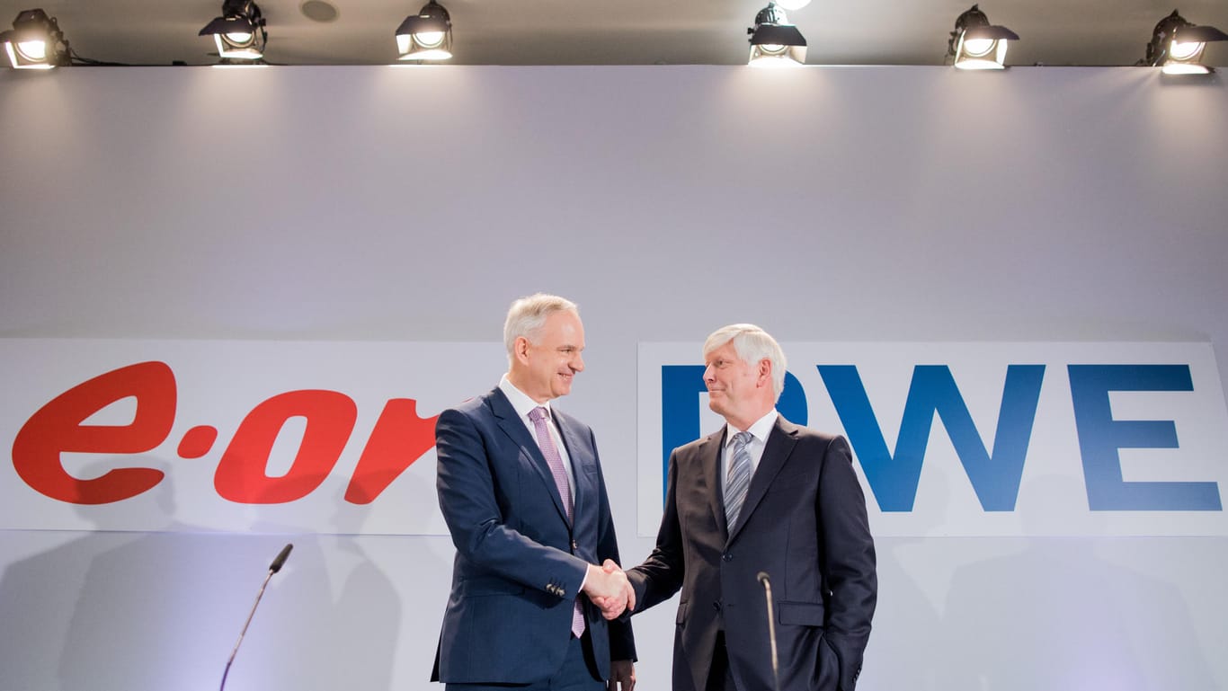 Rolf Martin Schmitz (rechts), Vorstandsvorsitzender von RWE, und Johannes Teyssen, Vorstandsvorsitzender von Eon: Die EU-Wettbewerbshüter haben die Strommarktfusion zwischen Teilen von RWE und Eon unter Auflagen erlaubt.