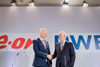 Rolf Martin Schmitz (rechts), Vorstandsvorsitzender von RWE, und Johannes Teyssen, Vorstandsvorsitzender von Eon: Die EU-Wettbewerbshüter haben die Strommarktfusion zwischen Teilen von RWE und Eon unter Auflagen erlaubt.