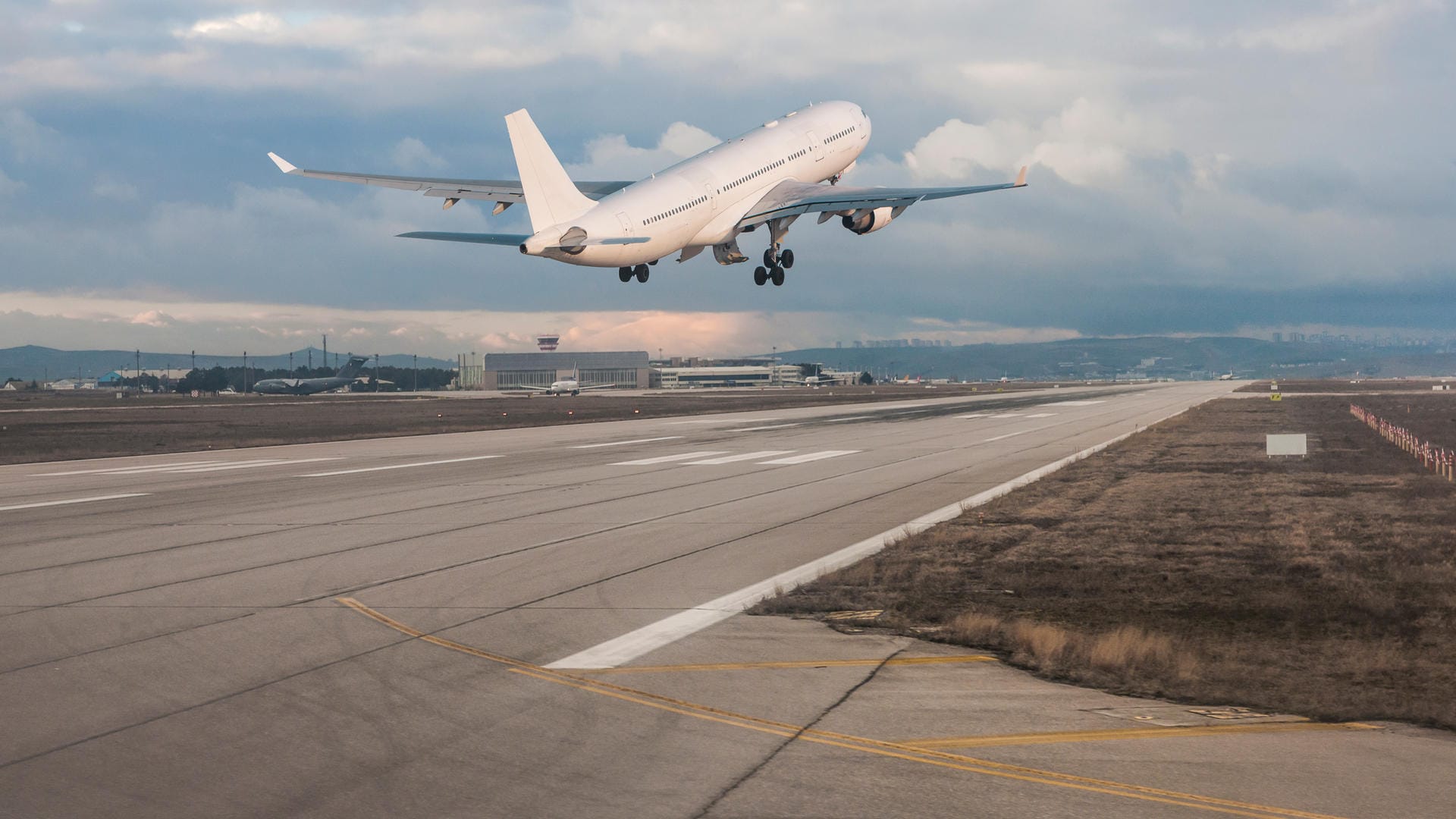 Ein startendes Flugzeug: Um klimaschädliches Vielfliegen einzudämmen, sollen manche Tickets teurer werden.