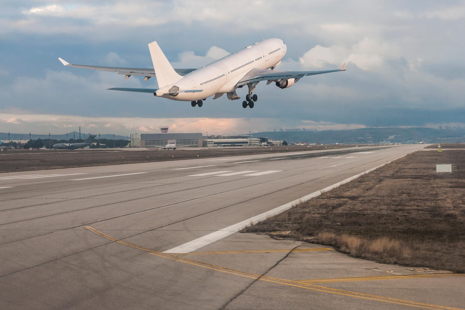 Ein startendes Flugzeug: Um klimaschädliches Vielfliegen einzudämmen, sollen manche Tickets teurer werden.