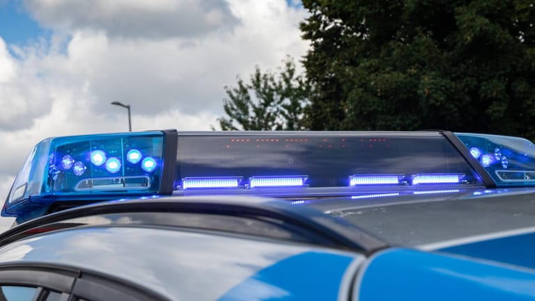 Blaulicht auf einem Streifenwagen: Wie die Beamten mitteilten, ist der Hintergrund des Unfalls noch nicht nicht klar. (Symbolbild)