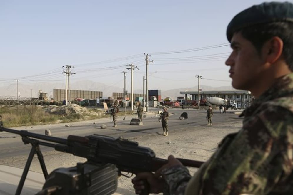 Ein Soldat der afghanischen Nationalarmee an einem Kontrollpunkt in Kabul.