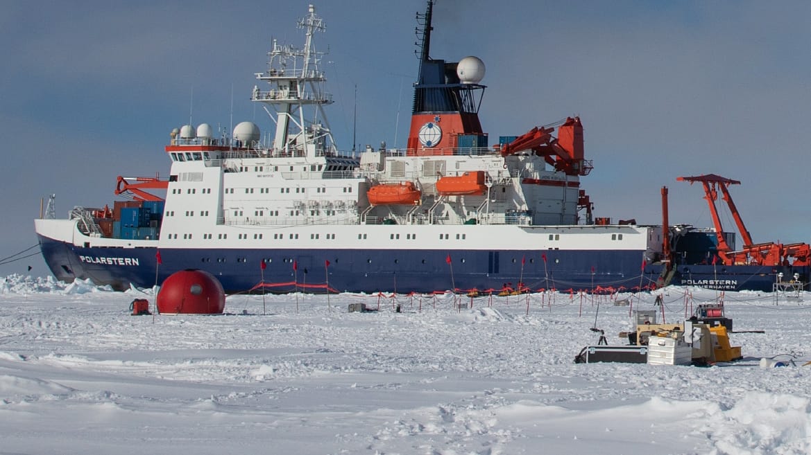 Das Forschungsschiff "Polarstern": Das Schiff liegt bei einer seiner Reisen in der Antarktis an einer Eiskante. Das Forschungsschiff "Polarstern": Das Schiff liegt bei einer seiner Reisen in der Antarktis an einer Eiskante.