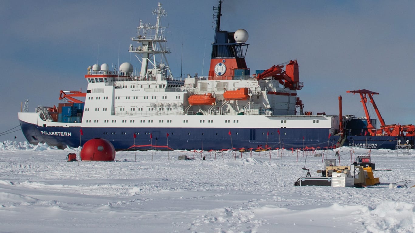 Das Forschungsschiff "Polarstern": Das Schiff liegt bei einer seiner Reisen in der Antarktis an einer Eiskante.