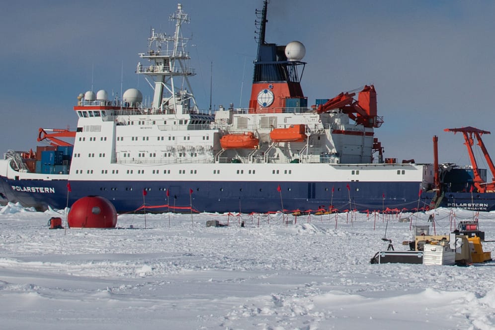 Das Forschungsschiff "Polarstern": Das Schiff liegt bei einer seiner Reisen in der Antarktis an einer Eiskante.