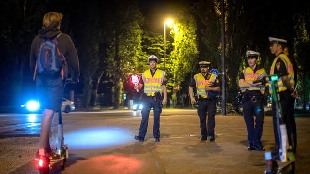 Schon nach kurzer Zeit stehen E-Tretroller-Fahrer im Blickfeld der Polizei. Schon nach kurzer Zeit stehen E-Tretroller-Fahrer im Blickfeld der Polizei.