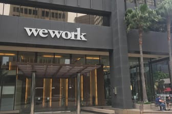 Das Bürogebäude von WeWork: Zuletzt hatten sich bereits die Anzeichen verdichtet, dass das Mega-Projekt gewaltig floppen könnte.