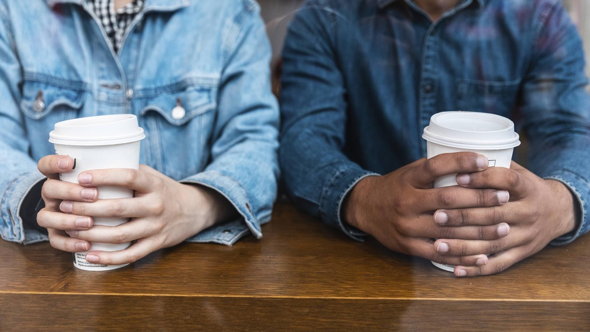 Menschen mit Kaffeebechern: Diese Woche startet Kiel ein Pfandsystem für Becher.