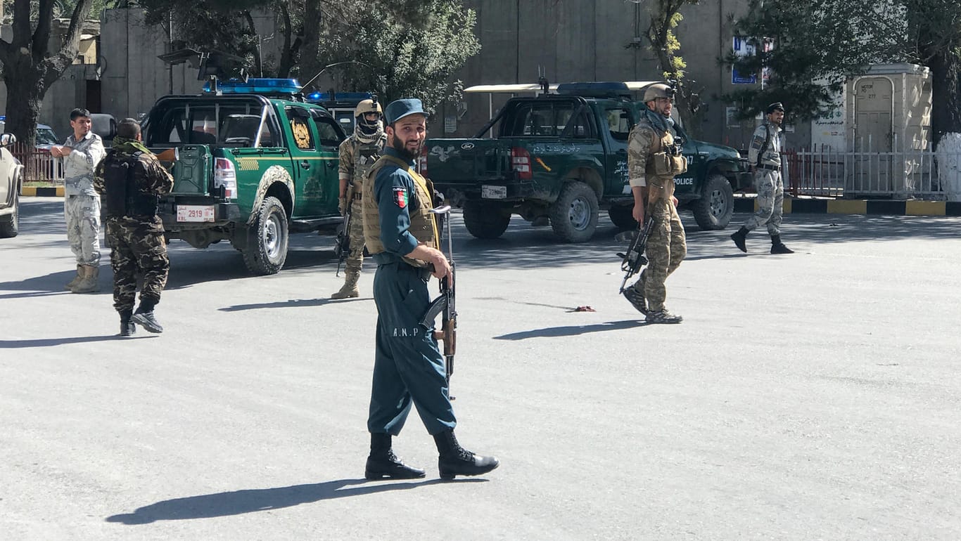 Sicherheitskräfte in Kabul bewachen den Ort, an dem sich am selben Tag eine zweite Explosion ereignete: Bislang bekannte sich niemand zu den Angriffen.