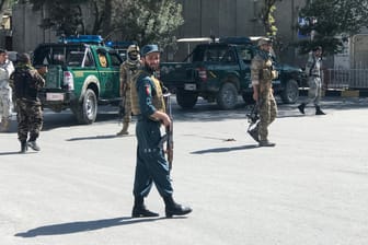 Sicherheitskräfte in Kabul bewachen den Ort, an dem sich am selben Tag eine zweite Explosion ereignete: Bislang bekannte sich niemand zu den Angriffen.