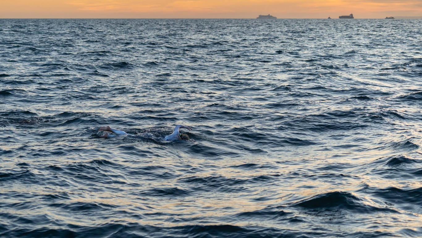 Zwischen den Wellen ist Sarah Thomas zu erkennen: Die Schwimmer widmete ihren Rekord "allen Überlebenden da draußen".