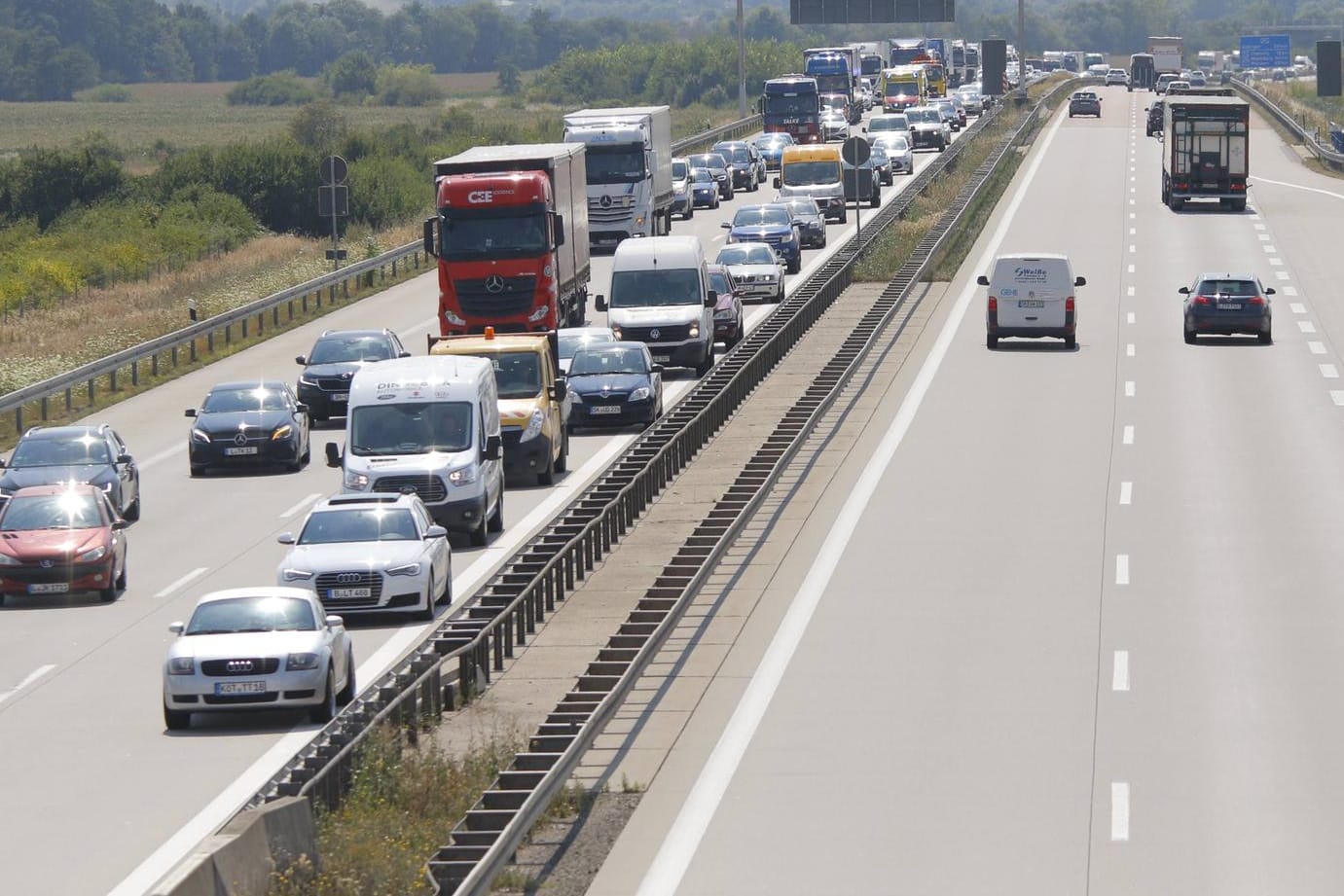 Stau auf der A 38: Ein Lastwagenfahrer fuhr mit voller Geschwindigkeit in ein Stauende und starb. (Symbolbild)