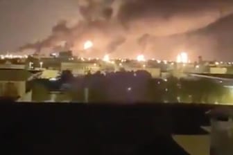 Brennende Anlagen der größten Ölraffinerie Saudi-Arabiens am Wochenende: Die Angriffe könnten auch Folgen für Deutschland haben.