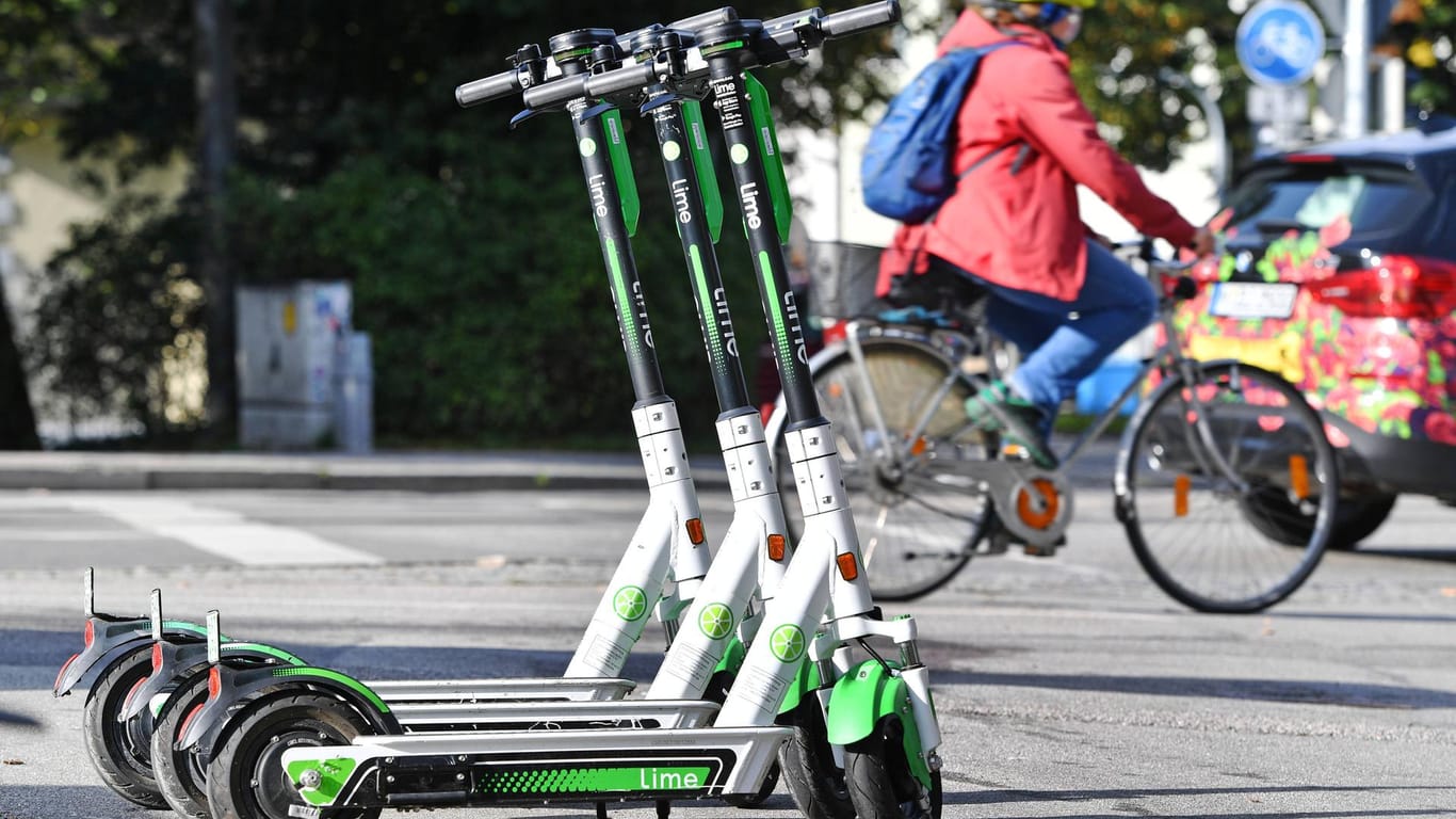 Drei E-Scooter stehen nebeneinander: In Mainz startet der nächste Anbieter.