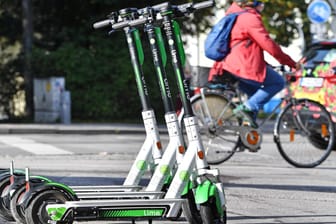 Drei E-Scooter stehen nebeneinander: In Mainz startet der nächste Anbieter.