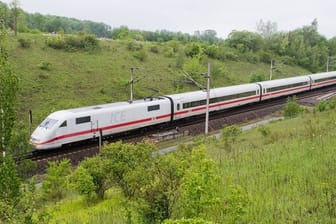 Ein ICE auf der Strecke Hannover-Göttingen.
