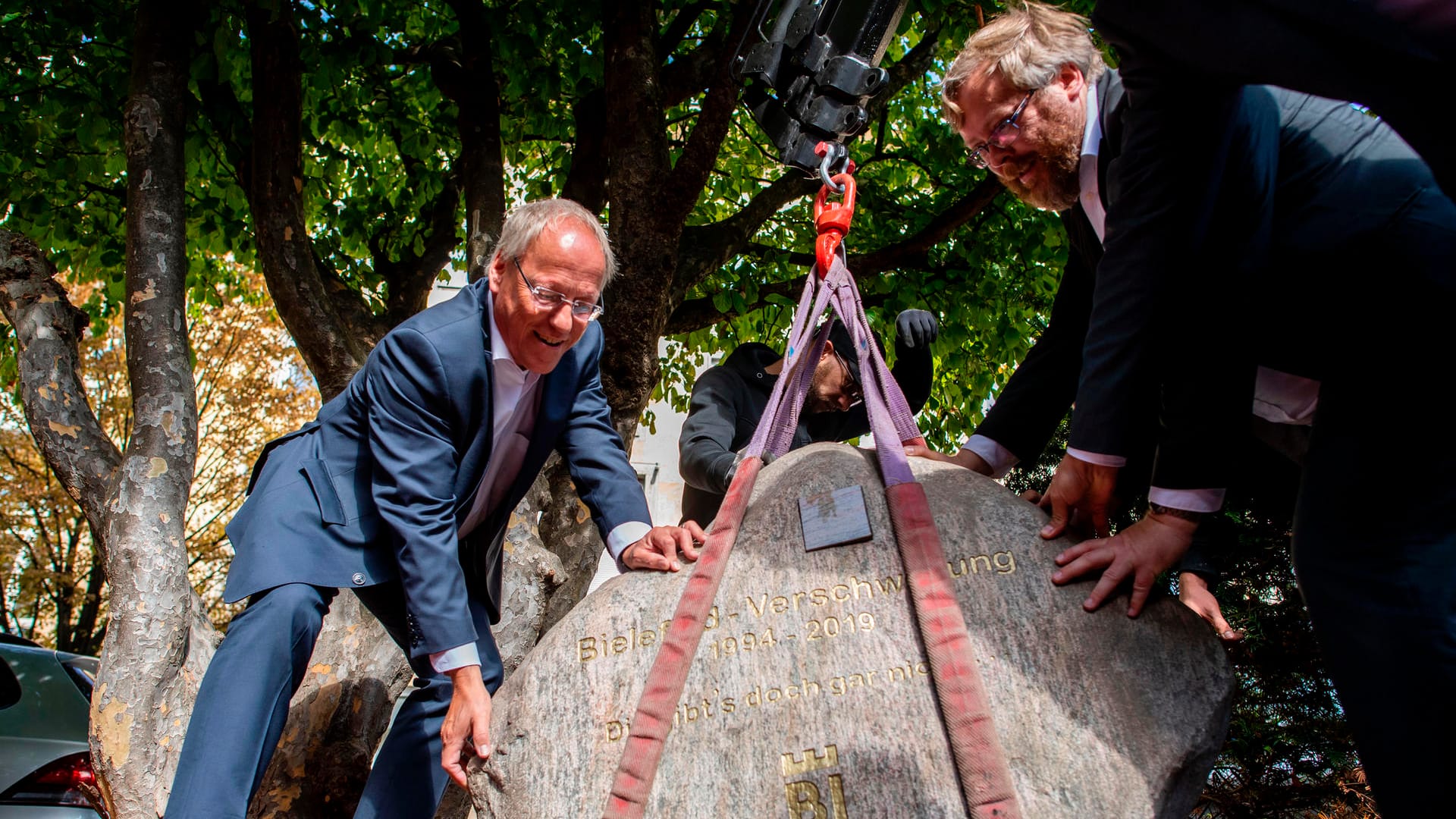 Pit Clausen (rechts) und Achim Held (links): Der Oberbürgermeister von Bielefeld und der Autor der "Bielefeld-Verschwörung" legten den Gedenkstein, der an das Ende der Verschwörungstheorie erinnern soll.