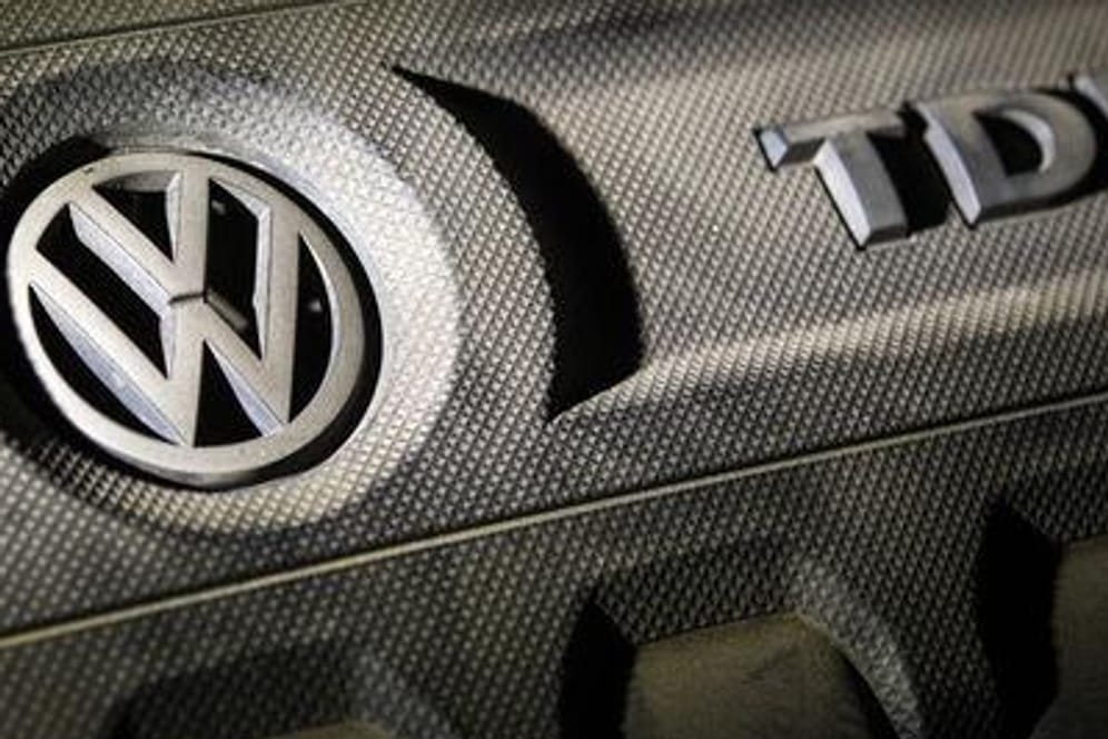 Das Logo von Volkswagen auf einer Motorabdeckung: Vor knapp vier Jahren flog der VW-Dieselskandal auf.