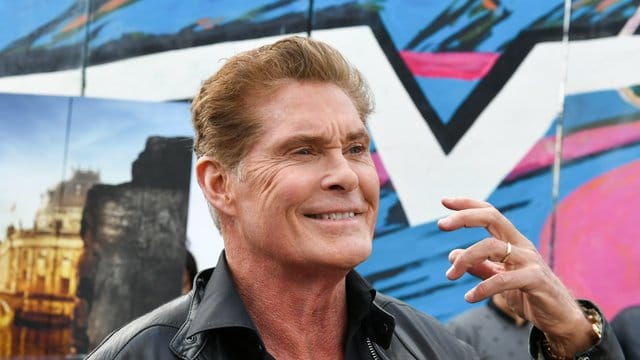 David Hasselhoff vor der East Side Gallery.