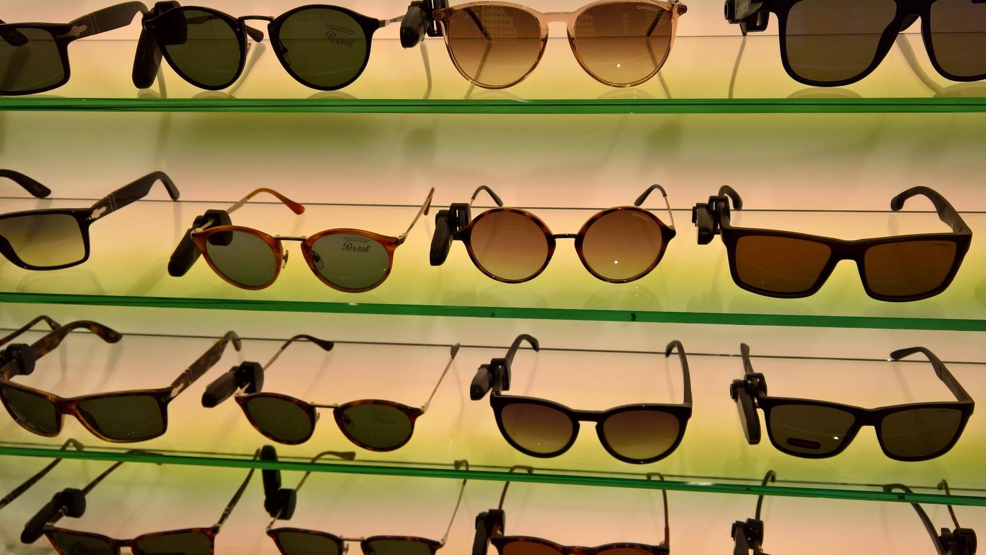 Sonnenbrille liegen in einer Vitrine: Zwei Jugendliche haben versucht, ein hochwertiges Modell zu stehlen. Sonnenbrille liegen in einer Vitrine: Zwei Jugendliche haben versucht, ein hochwertiges Modell zu stehlen.