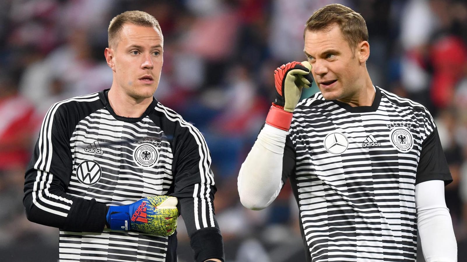 Marc-André ter Stegen (l.) und Manuel Neuer: Die beiden Torhüter sind sich aktuell nicht einig.