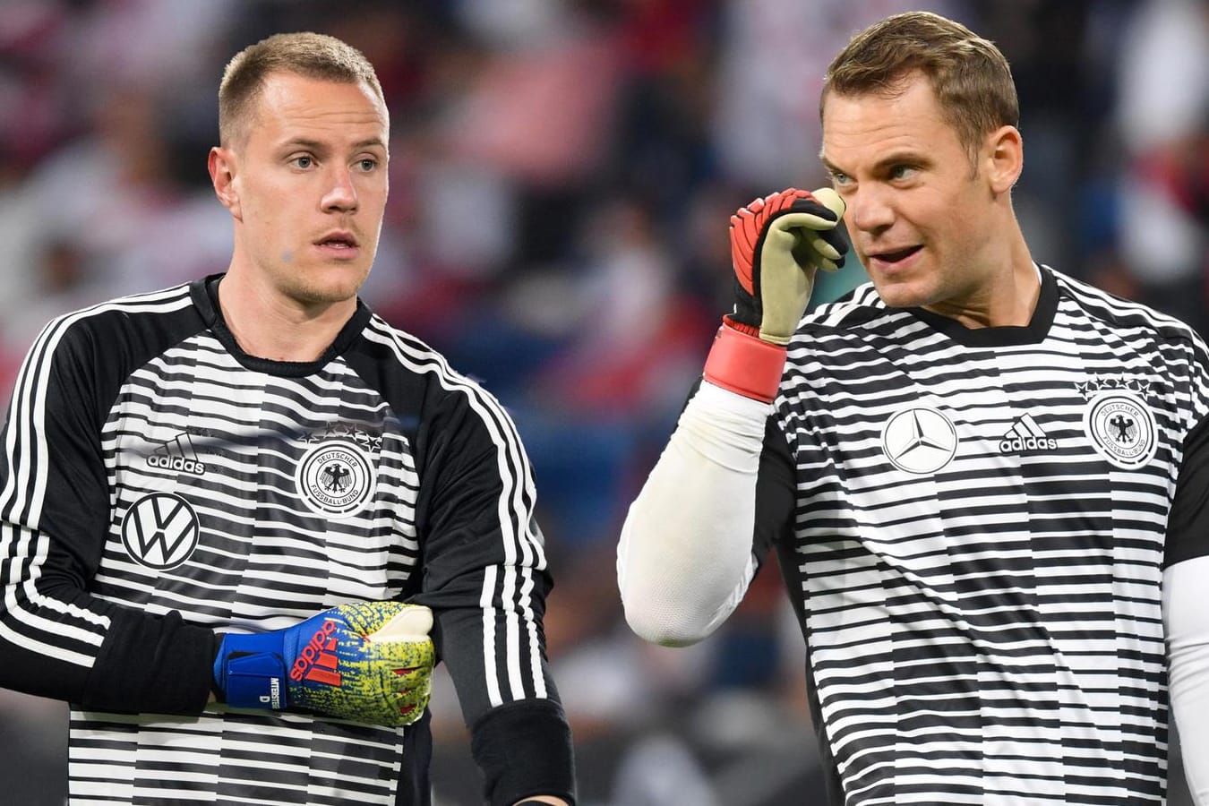 Marc-André ter Stegen (l.) und Manuel Neuer: Die beiden Torhüter sind sich aktuell nicht einig.