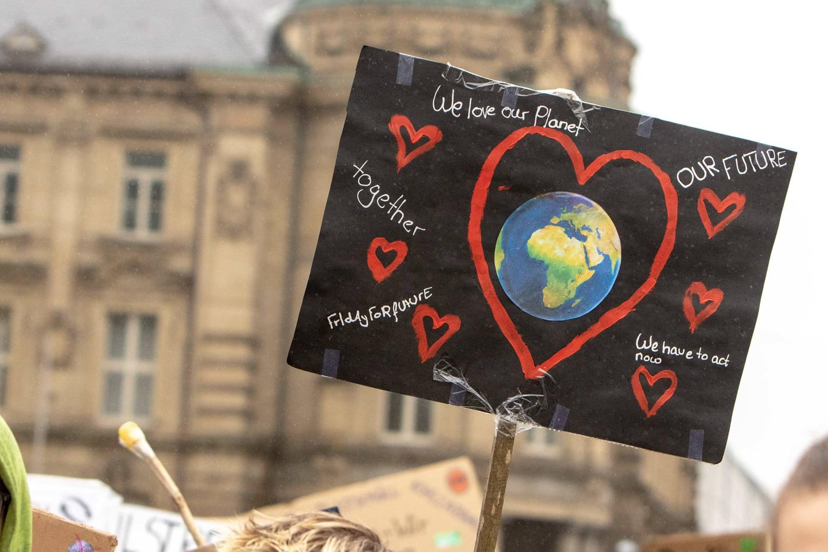 "Fridays For Future"-Plakat: In Karlsruhe ist eine Klima-Demo für Freitag angekündigt.