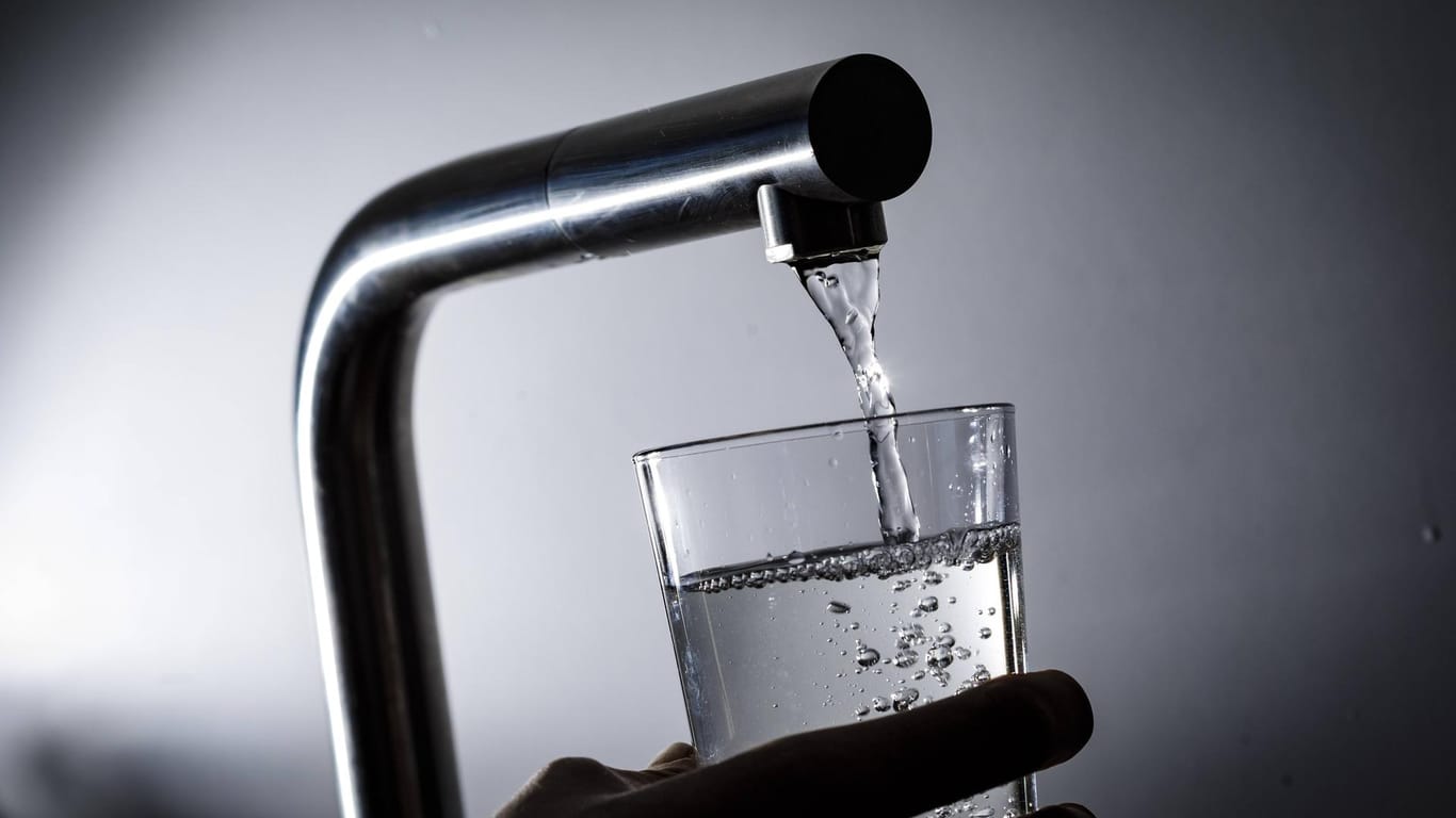 Wasser fließt in ein Glas: In der Uniklinik in Essen ist das Trinkwasser mit "Umweltkeimen" belastet.
