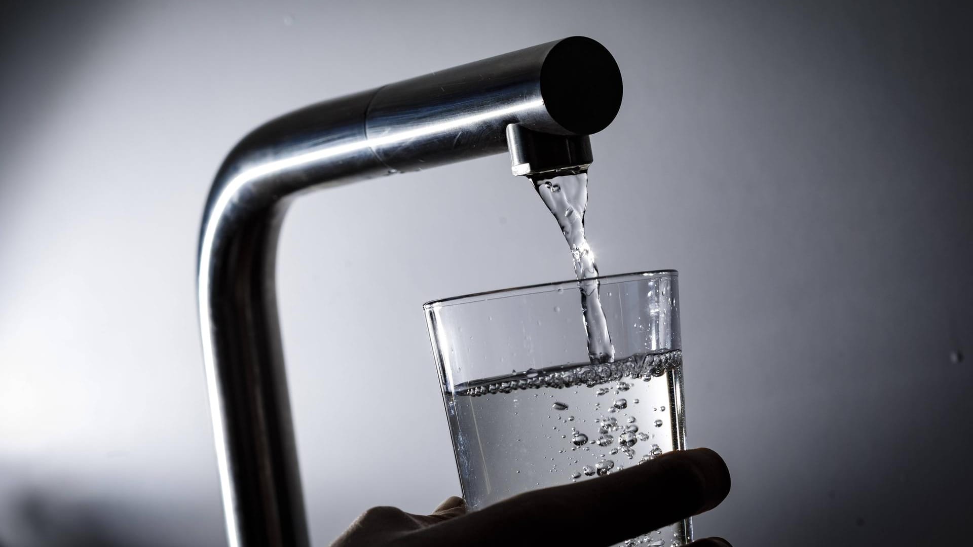 Wasser fließt in ein Glas: In der Uniklinik in Essen ist das Trinkwasser mit "Umweltkeimen" belastet. Wasser fließt in ein Glas: In der Uniklinik in Essen ist das Trinkwasser mit "Umweltkeimen" belastet.