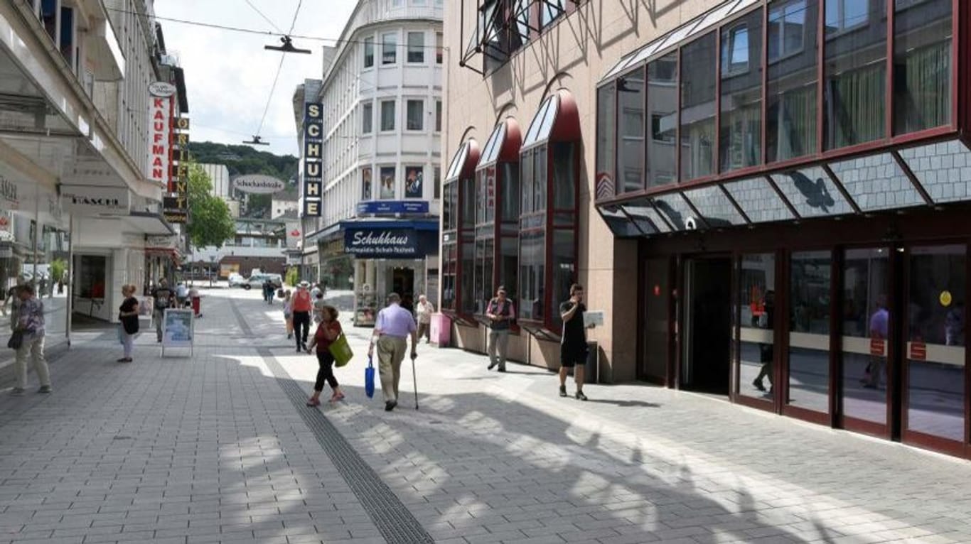 Eine Fußgängerzone in Wuppertal: Das neue Pflaster in den Innenstädten von Barmen und Elberfeld löst Kritik aus.