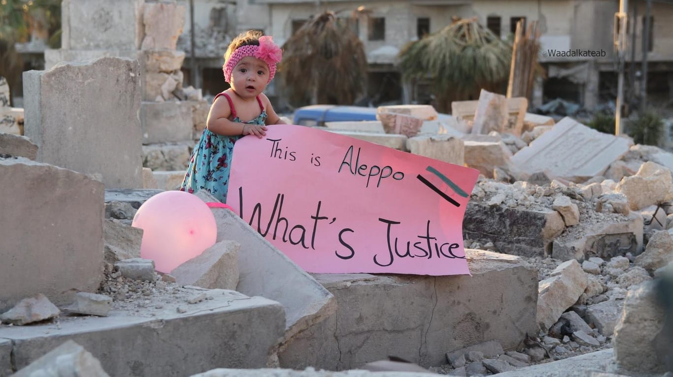 Sama stands in Aleppo (2016)