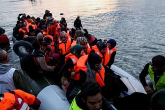 Freiwillige helfen auf Lesbos völlig erschöpften Flüchtlinge aus ihrem Boot.