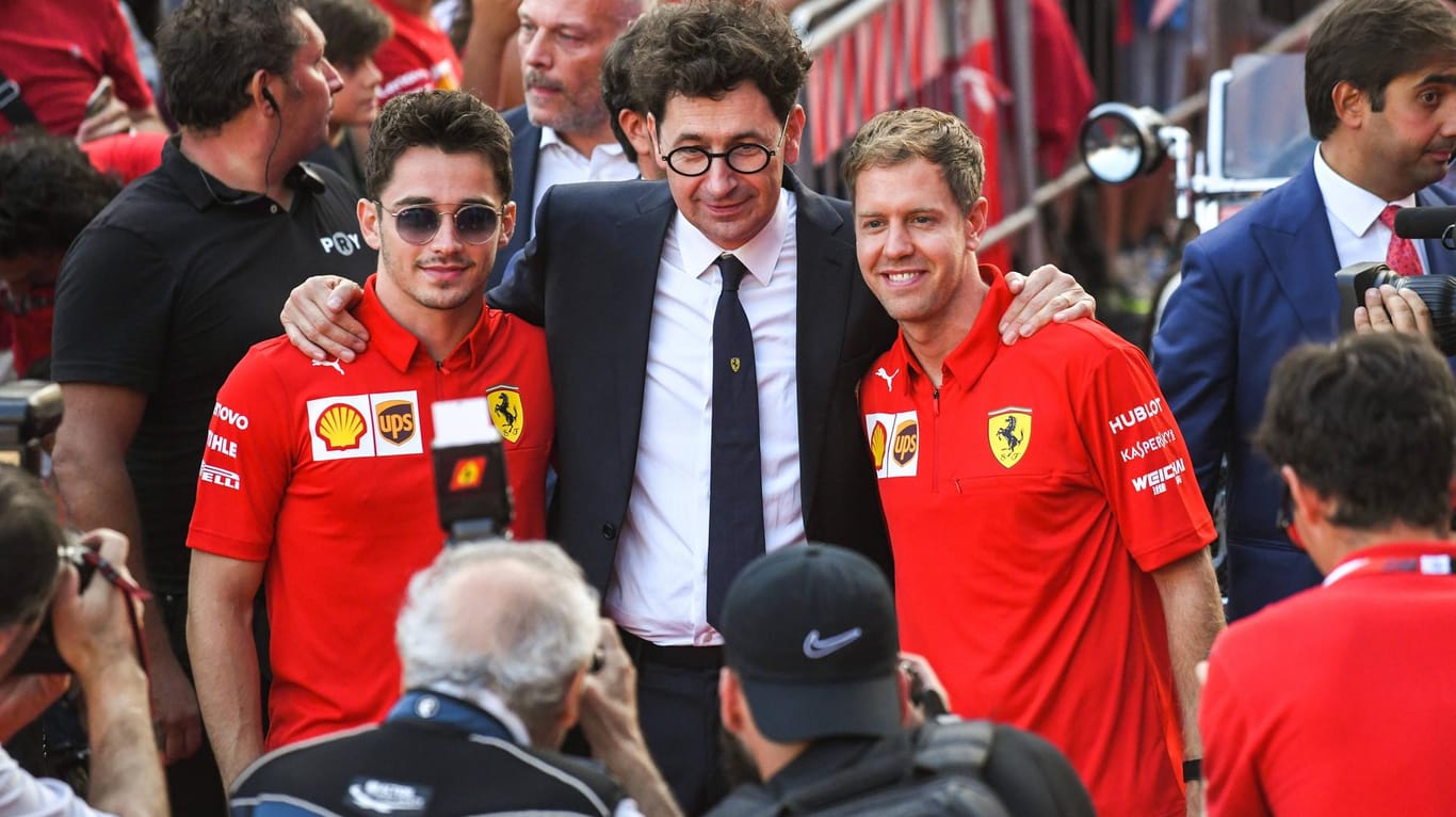Leclerc, Binotto und Vettel (v. li.) während der Feiern zum 90. Ferrari-Geburtstag. Für den deutschen Piloten wird es offenbar immer enger.