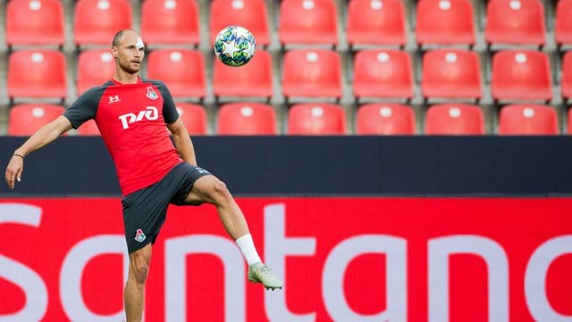 Soll trotz der Kopfverletzung für Lokomotive Moskau in Leverkusen auflaufen: Benedikt Höwedes. Soll trotz der Kopfverletzung für Lokomotive Moskau in Leverkusen auflaufen: Benedikt Höwedes.